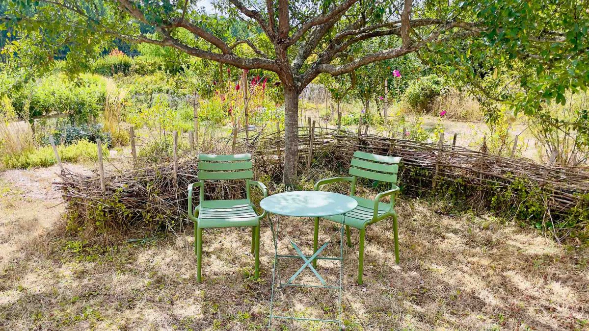 Fauteuils de jardins et table à l'ombre A l'ombre d'un arbre, table et fauteuils de jardin